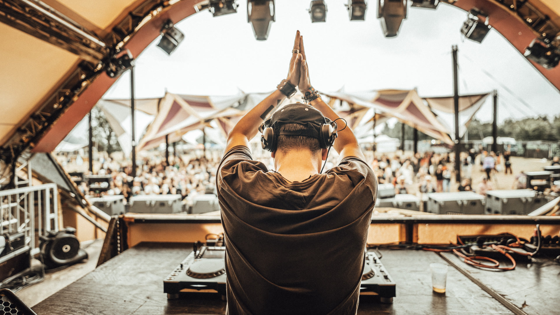E-Klozion thanking the crowd after his set